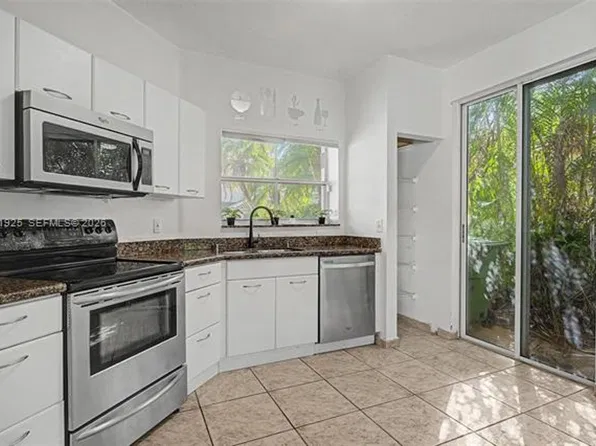 19197 NW 22nd St, Hollywood, FL