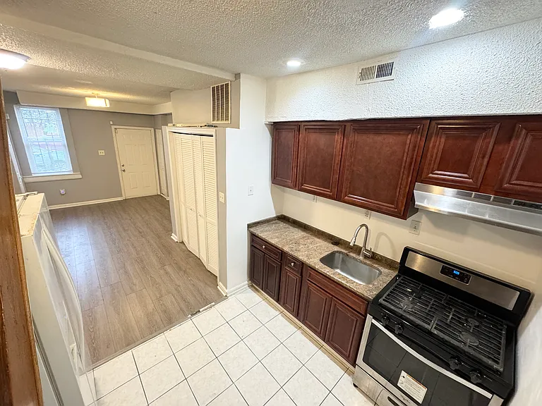 1537 A St SE — Photo 8