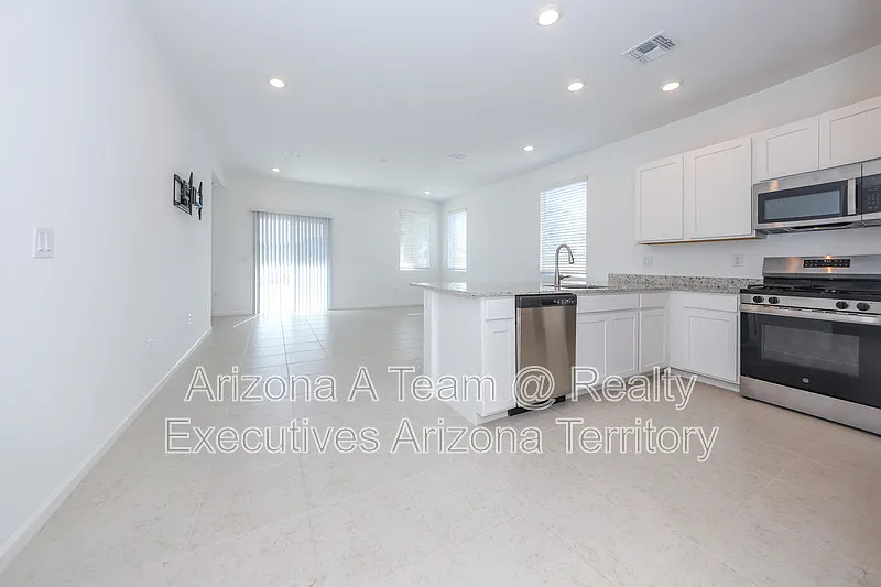 3 bed, 2.0 bath, 1400 sqft, $1,895 — Photo 2