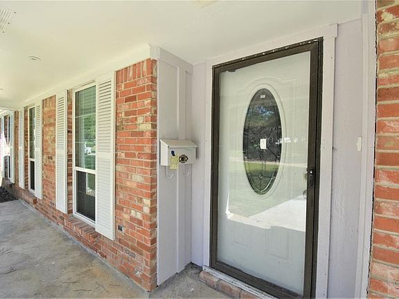 3rd image of 3027 Sherwood Oaks St