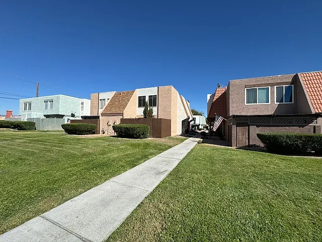 2 bed, 1.5 bath, 924 sqft, $1,250 — Photo 3