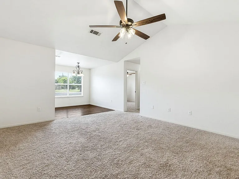 108 E Reagan Ave — Photo 3