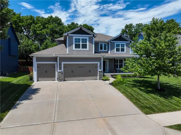 320 SE Wood Ln, Lees Summit, MO 64063