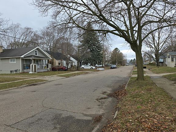 5th image of 617 Macdonald Ave
