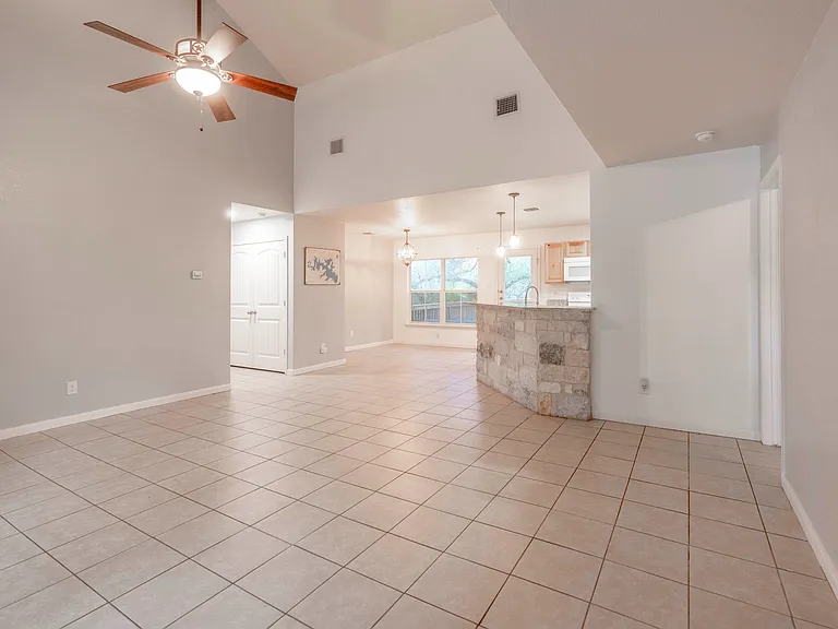 1015 Twin Deer Ln — Photo 5
