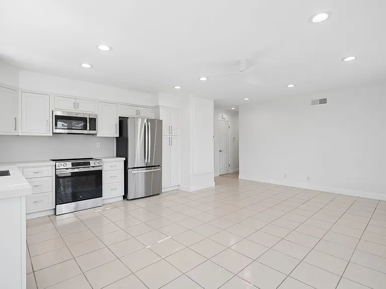 8822 Bellshire Dr — Photo 5