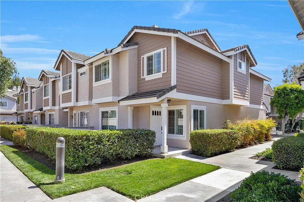 2 bed, 2.5 bath, 1372 sqft, $4,100 — Photo 1