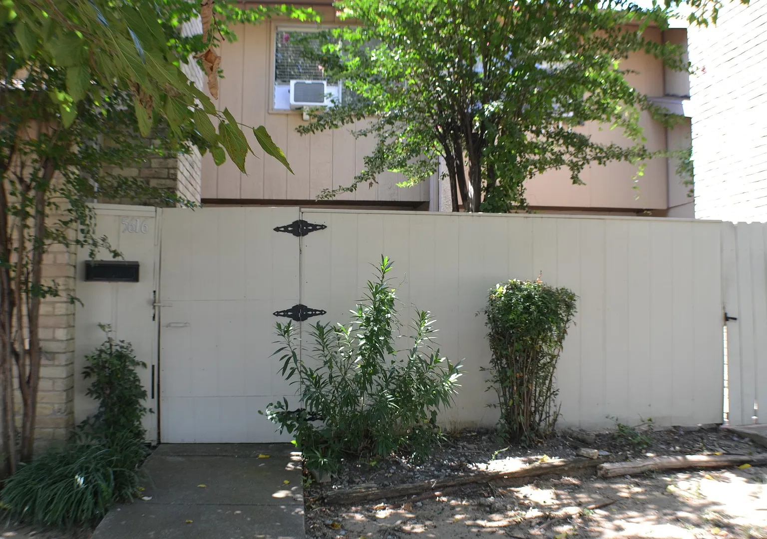 Townhouse for Lease in Dallas — Photo 1