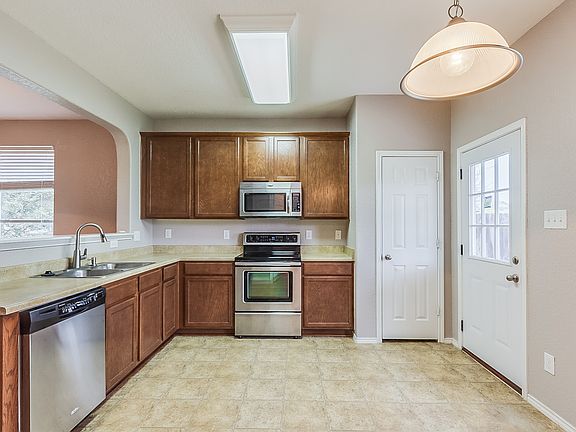 3rd image of 8138 Ashwood Pointe