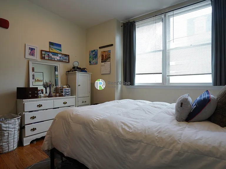 550 E 3rd St #1 — Photo 8
