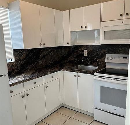4th image of 210 NW 5th Ave APT 1