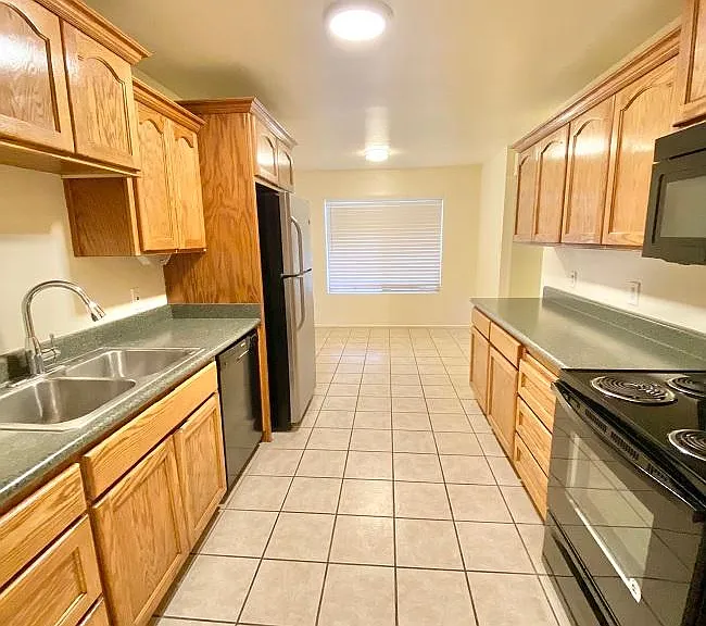 2400 S Engler Ave — Photo 5