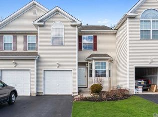79 Cranberry Cir, Medford, NY 11763