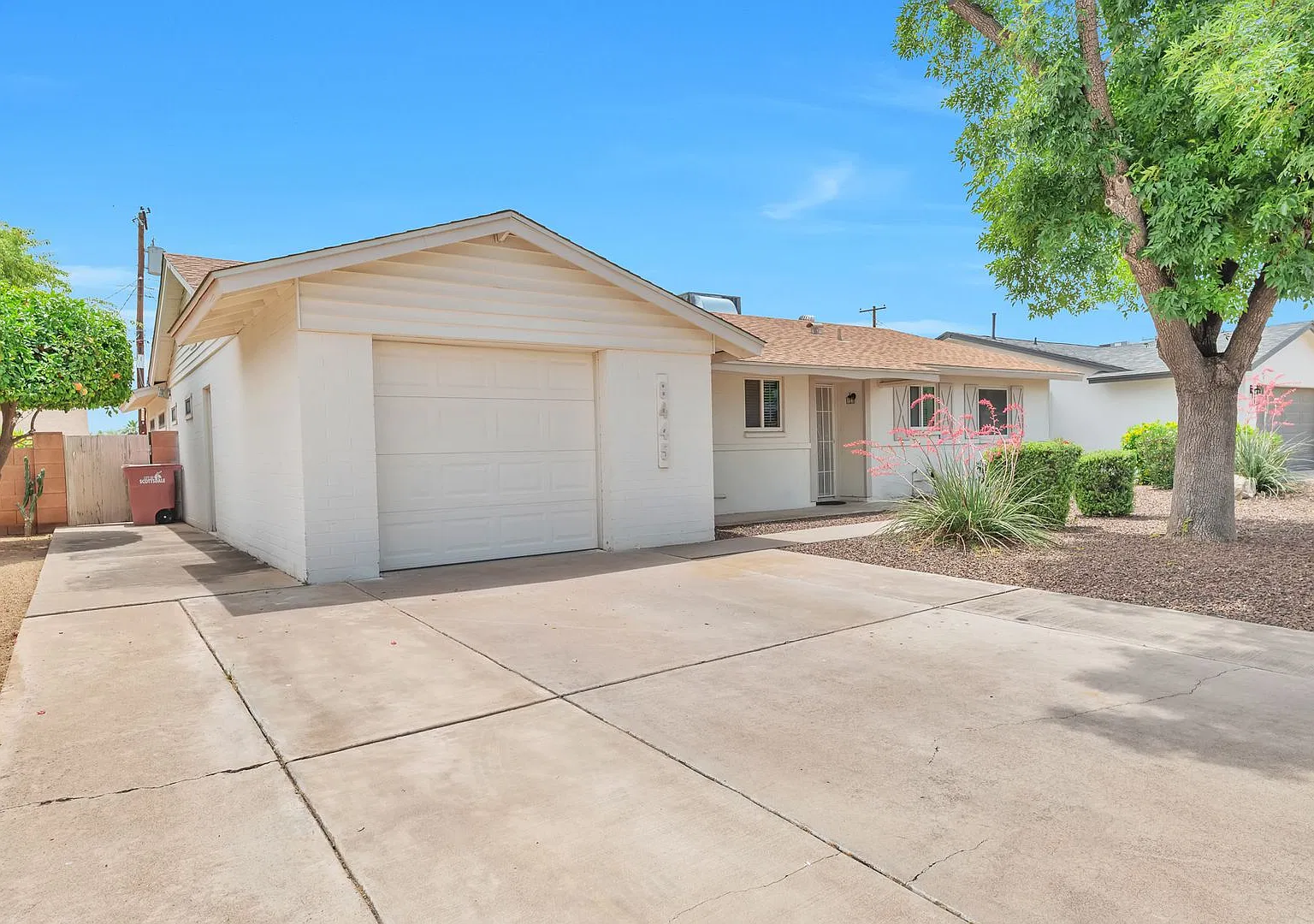 Scottsdale 3 Bedroom! 1700 sf! New Flooring and Appliances! Granite Counters! Private Grass Yard! — Photo 2