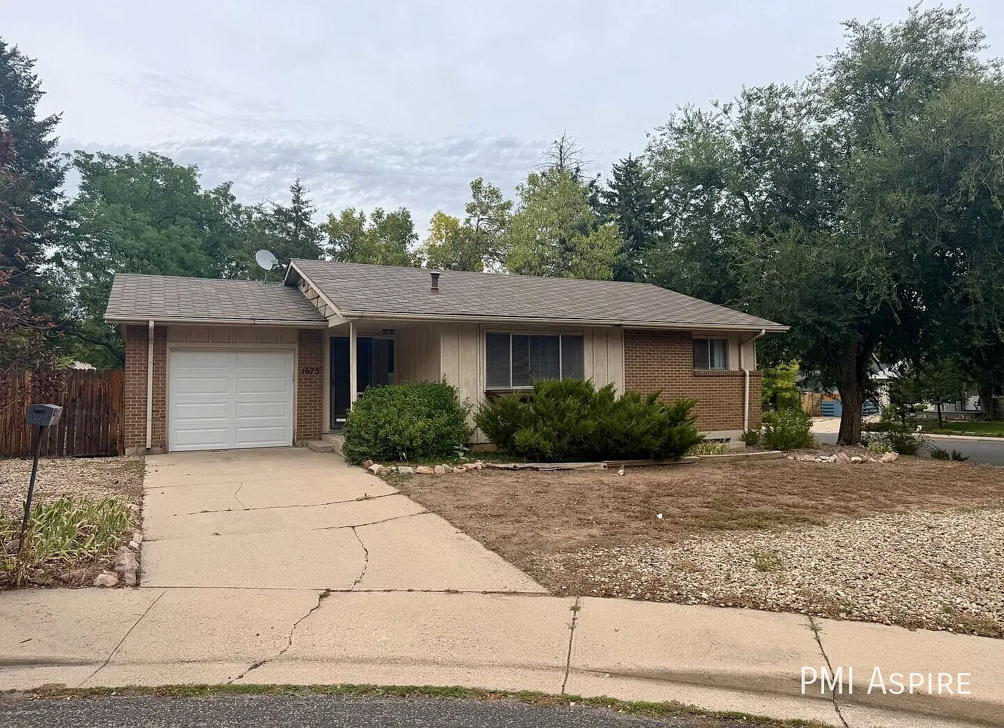 3 Bedroom 1.5 Bathroom House in Boulder — Photo 1