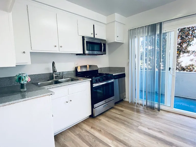 13860 Burbank Blvd — Photo 45
