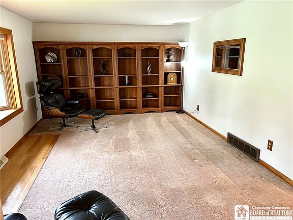 3rd image of 4 Oakwood Dr