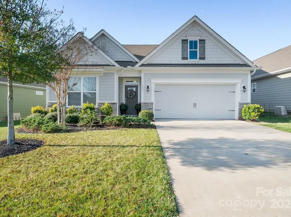 111 Cup Chase Dr, Mooresville, NC 28115