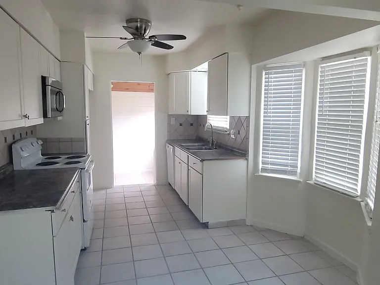 9820 Greenacres Dr — Photo 4