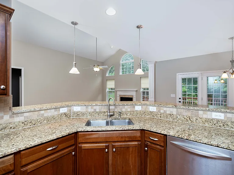 1204 Beech Hollow Dr — Photo 10