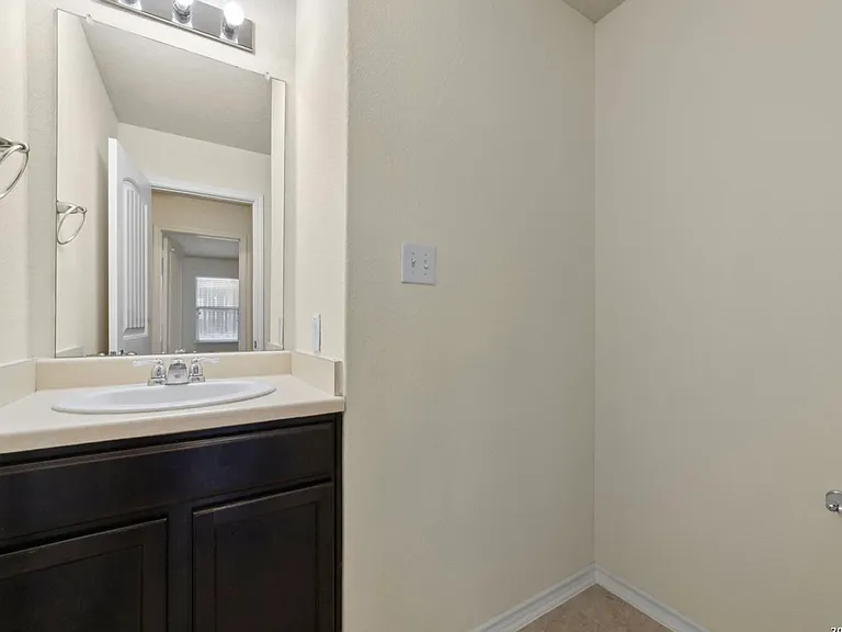 1407 Frio Eagle — Photo 12