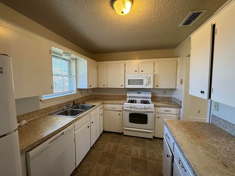 1104 Cummings Ave — Photo 7