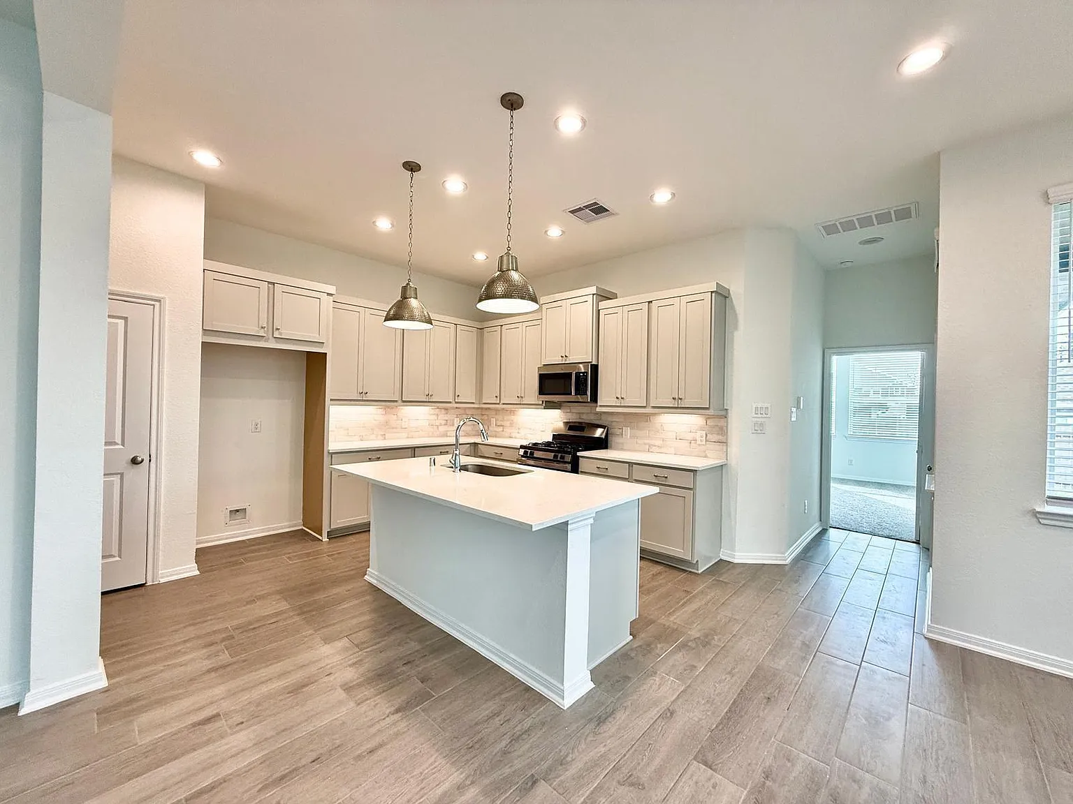 3 bed, 2.5 bath, 2104 sqft, $2,400 — Photo 4