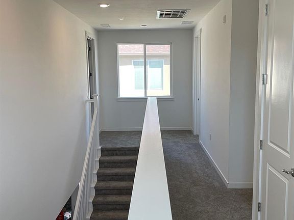 3rd image of 843 Amore St