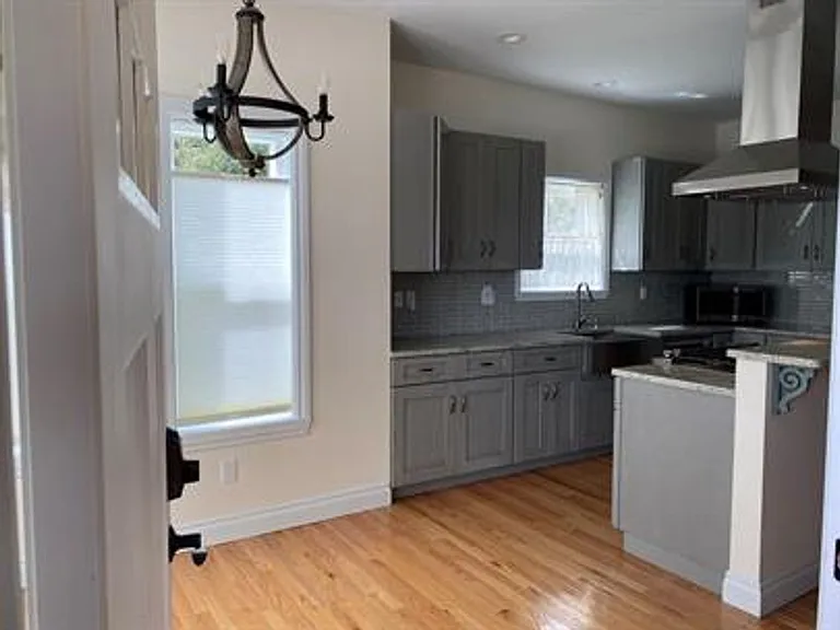731 N Bay Ave SE — Photo 10