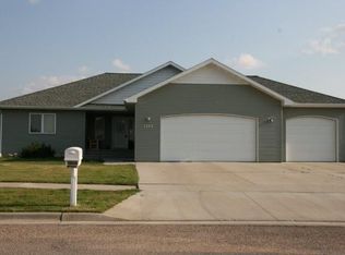 1204 30th Ave SE, Minot, ND 58701