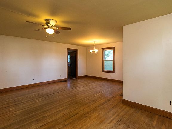 5th image of 3807 Valley View Dr