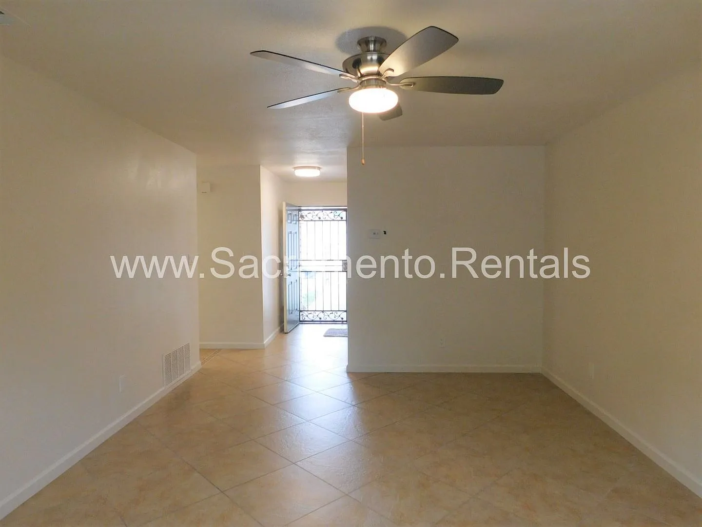 Updated 4bd/2ba Home near Cosumnes River College — Photo 3