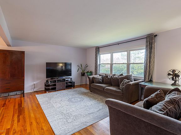 4th image of 24 Bamberry Ln