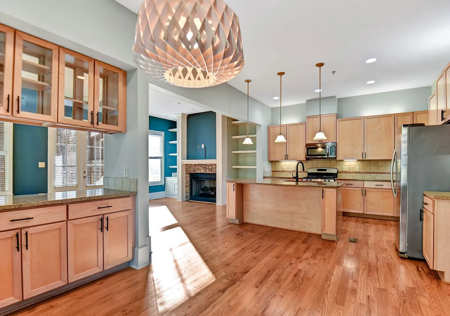 Stunning 2 bed 2.5 Condo! — Photo 4