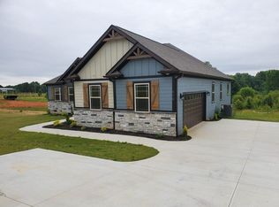 609 Berry Rd, Boiling Springs, SC 29316