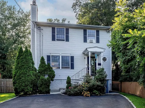 16 Stoneham Place, White Plains, NY 10607