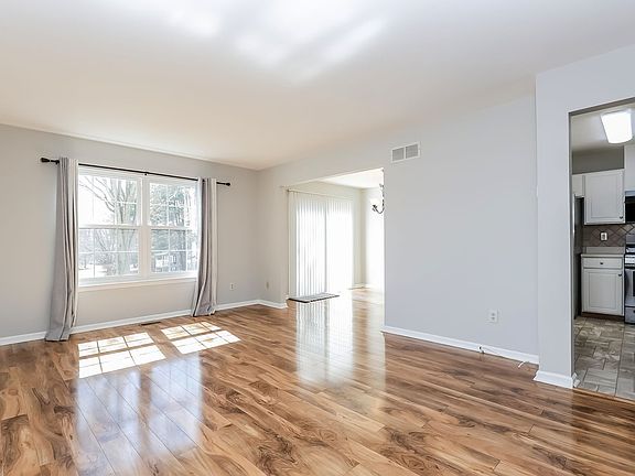 3rd image of 15 York St