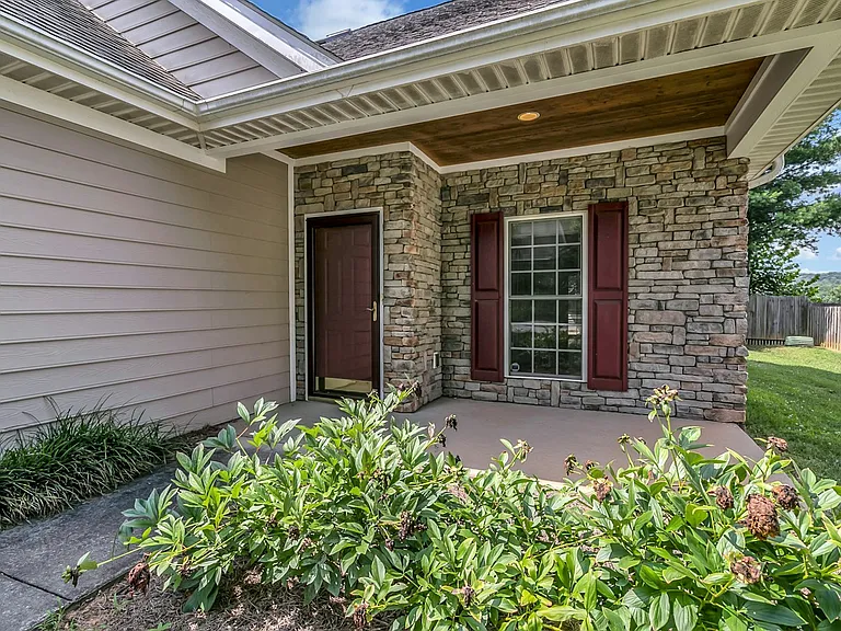 857 W Pointe Dr — Photo 3