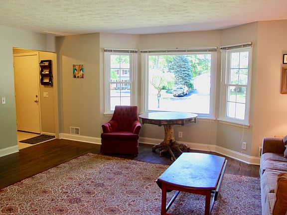3rd image of 25 Valley Brook Dr