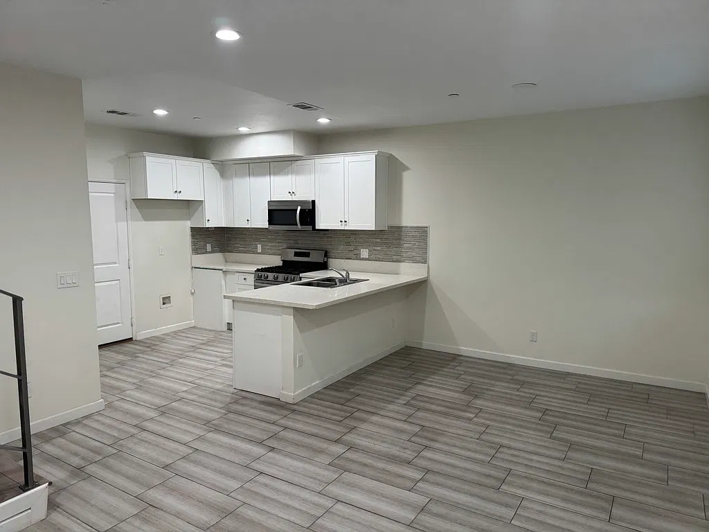 Spacious 3-Bed Apartment in Fontana with 3 Baths — Photo 4