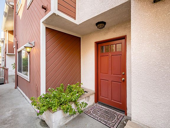 2nd image of 421 Palm Dr #5