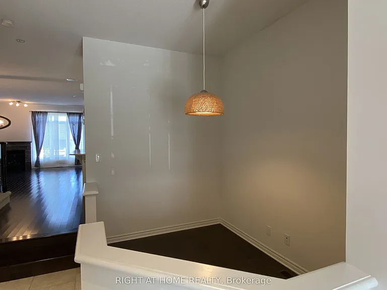 1119 Tischart Cres — Photo 3