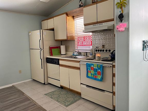 4th image of 122 Nettles Blvd