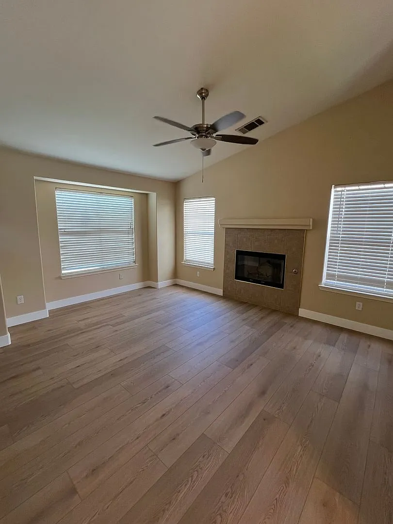 Southwest 4 bedroom — Photo 3