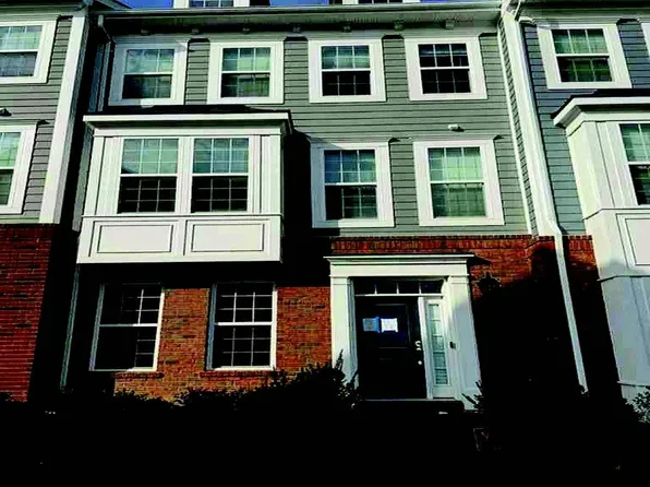 51 Jockey Dr, La Plata, MD 20646