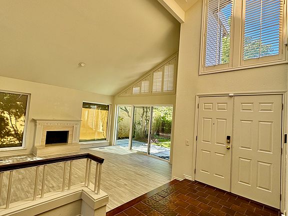 5th image of 110 Fox Glen Cir