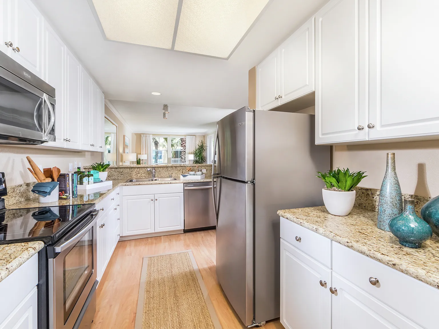 La Jolla Palms Apartment Homes — Photo 1