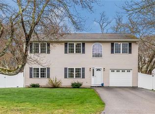 70 Foddering Farm Rd, Narragansett, RI 02882