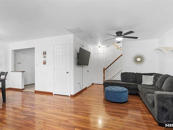 2nd image of 1143 Stafford St