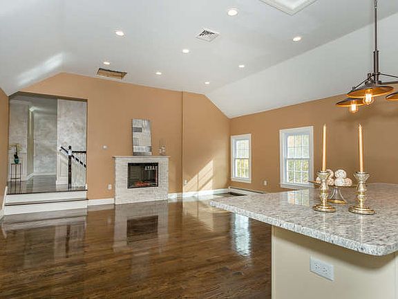 Open dining/entertainment